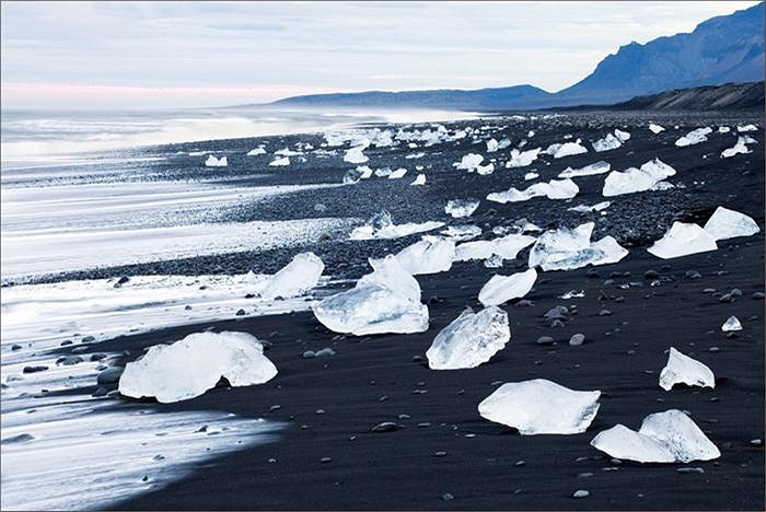 Biển Jokulsárlón, Iceland: vốn được nhìn thấy trên phim ảnh nhiều hơn là có người đến khám phá. Điểm đặc trưng nơi đây chính là những tảng băng trôi nằm trải dài khắp bãi biển.